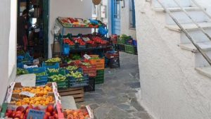 Ένα πολύχρωμο παντοπωλείο στην παλιά πόλη