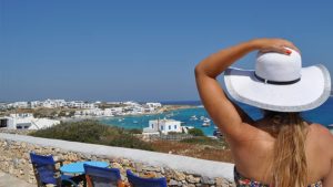 Χαρείτε το δροσιστικό αεράκι και περπατήστε στα στενά σοκάκια