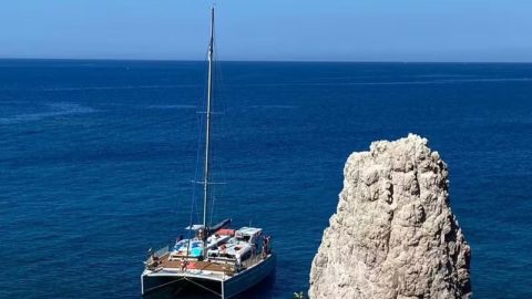 Το καταμαράν θα σας ταξιδέψει στα γαλαζοπράσινα νερά της Αντιπάρου