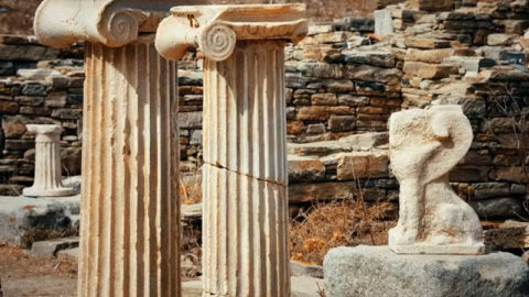 Ionic columns and the Sphynx