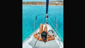 Απολαμβάνοντας τον ήλιο στην πλώρη