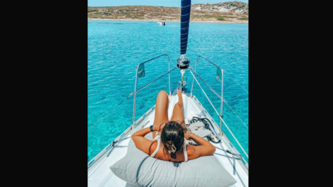 Απολαμβάνοντας τον ήλιο στην πλώρη
