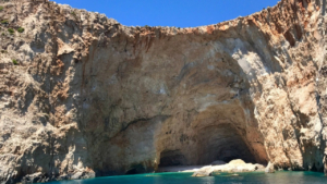 Μια εντυπωσιακή παραλία προσβάσιμη μόνον από τη θάλασσα