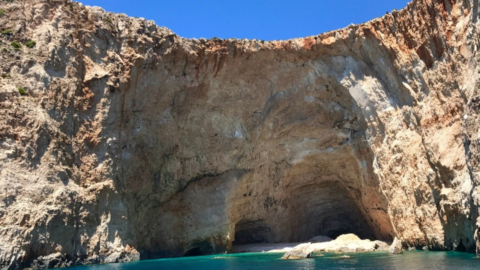 Μια εντυπωσιακή παραλία προσβάσιμη μόνον από τη θάλασσα