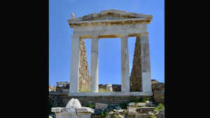 Η εντυπωσιακή είσοδος σε κάποιο ναό