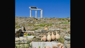 Καλοδιατηρημένα κεραμικά πιθάρια στο ύπαιθρο