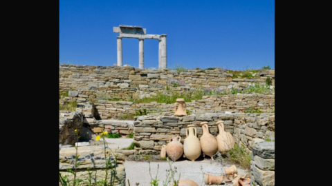 Καλοδιατηρημένα κεραμικά πιθάρια στο ύπαιθρο