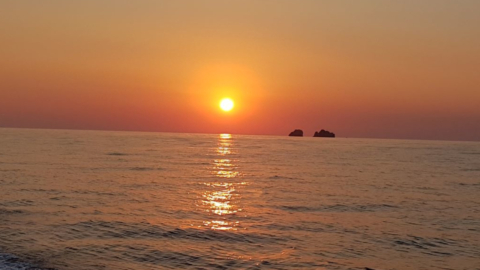 Απολαύστε το ηλιοβασίλεμα από το ιστιοπλοϊκό