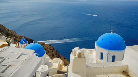 που είναι ξεχωριστός οικισμός και στην πραγματικότητα αποτελεί προέκταση των Φηρών