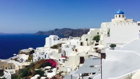 την Οία, γνωστή για το ηλιοβασίλεμα και τη θέα στην μοναδική ηφαιστιακή Καλντέρα