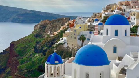 με ένα πολυτελές αυτοκίνητο και επαγγελματία οδηγό