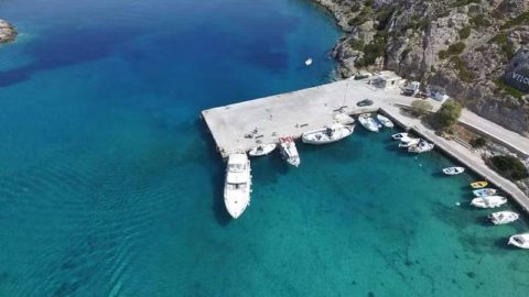 Κολύμπι με βουτιές από το σκάφος στη μικρή παραλία του νησιού 