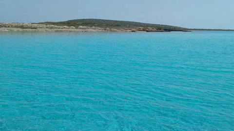 Εξερευνήστε τα κρυμμένα διαμάντια της Πάρου με το 'Nestoras' Lammos 450XL, το πολυμορφικό ταχύπλοο σχεδιασμένο για απόλυτη άνεση και ασφάλεια.