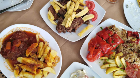 Κάντε στάση για μεσημεριανό σε μια μικρή τοπική ταβέρνα. Ο οδηγός θα έχει πολλές νόστιμες προτάσεις