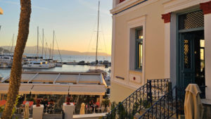 Απολαύστε την εκπληκτική θέα στο λιμάνι από το νεοκλασικό κτίριο στη Νάξο.