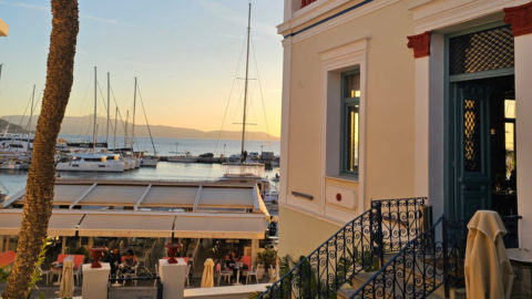 Απολαύστε την εκπληκτική θέα στο λιμάνι από το νεοκλασικό κτίριο στη Νάξο.