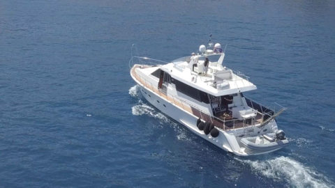 Ξεκινήστε ένα γραφικό ταξίδι μέσα από γαλήνια νερά, απολαμβάνοντας εκπληκτική θέα και την ηρεμία της ανοιχτής θάλασσας πάνω στο Joker.