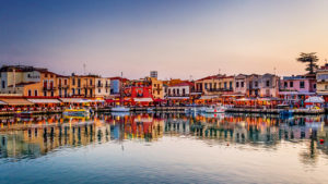 Μια εκπληκτική θέα του γραφικού λιμανιού του Ρεθύμνου στο σούρουπο.
