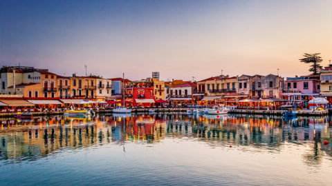 Μια εκπληκτική θέα του γραφικού λιμανιού του Ρεθύμνου στο σούρουπο.