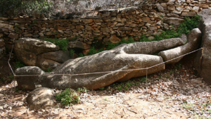 Το άγαλμα του Κούρου μήκους 6 μέτρων μέσα σε κήπο στο Φλεριό