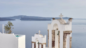 Καταπληκτική θέα στο Αιγαίο Πέλαγος. Η ακτογραμμή της Σαντορίνης απολαμβάνεται καλύτερα από το νερό